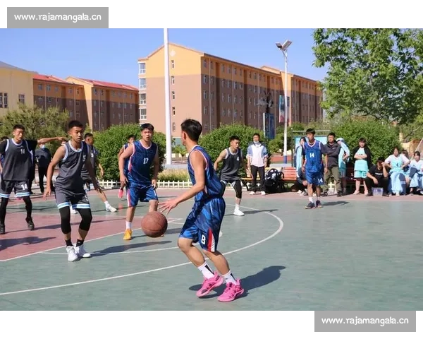 激情四溢中学篮球赛激战正酣 学子们展现篮球风采拼搏精神